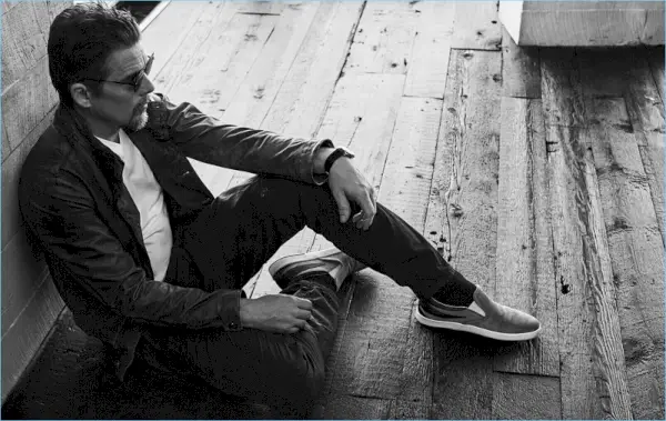 Med hovedrollen i et nyt fotoshoot forbinder Ethan Hawke sig med Haute Living.