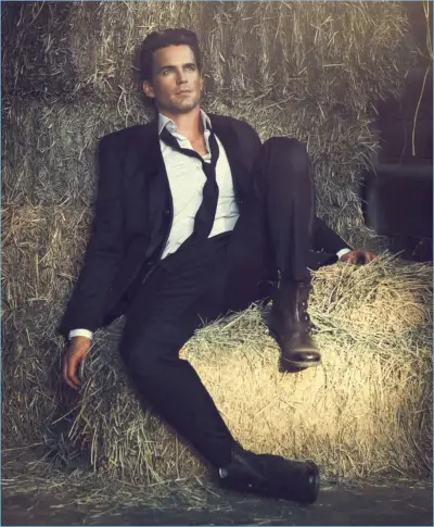 Matt Bomer sluit aan bij moderne luxe en draagt ​​een BOSS-pak met John Varvatos-laarzen.