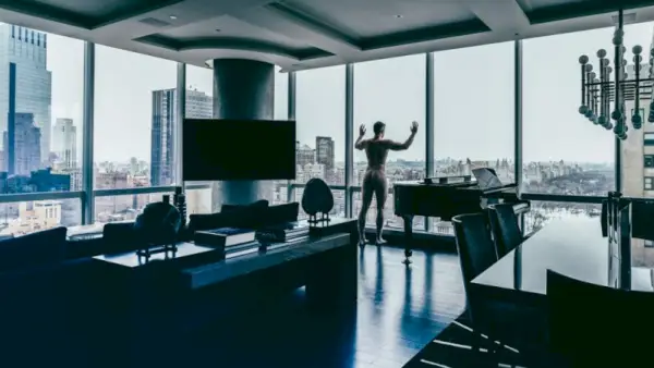 Ryan Serhant este nud în timp ce privește orașul.