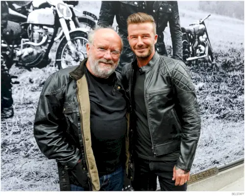 Peter Lindbergh i David Beckham pozują razem do zdjęcia.