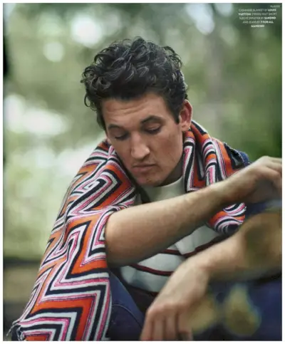 Miles Teller er drapert i et Louis Vuitton-teppe.