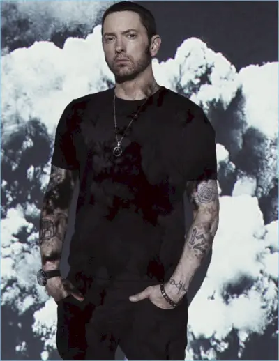 Rapperen Eminem bærer en Goodlife-t-shirt med AllSaints-bukser.