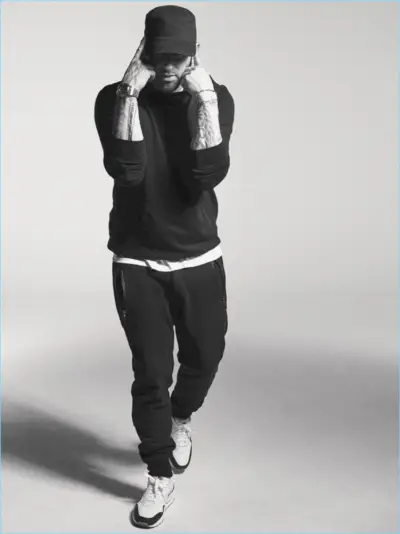 I forbindelse med magasinet Interview bærer Eminem en Regerende Champ-hættetrøje med en Armani Exchange-t-shirt, Nike-sneakers og Michael Kors-bukser.