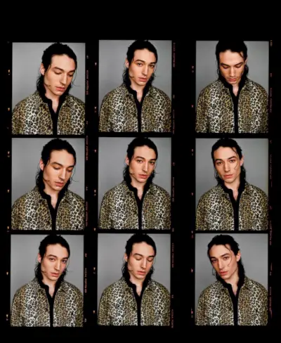 エズラ・ミラーはシュプリームのヒョウ柄ジャケットを着こなしています。