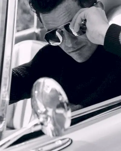 Skvělá vize, Orlando Bloom rockuje letecké sluneční brýle od BOSS pro časopis Esquire.