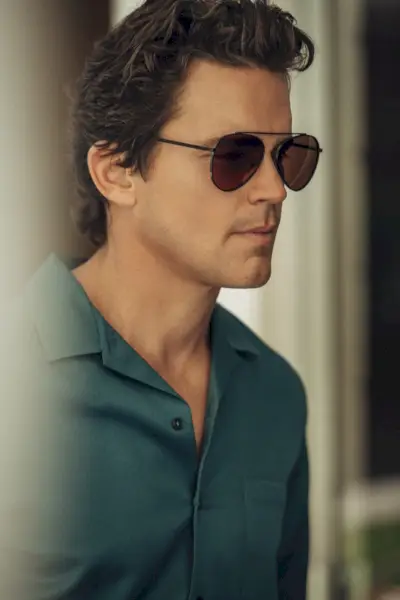 השחקן מאט בומר עוטה משקפי שמש Privé Revaux Cliffs Blue Light.