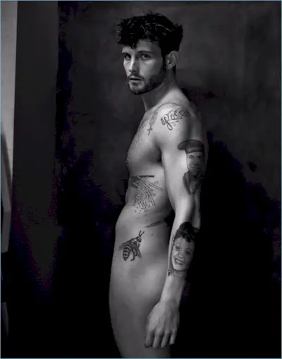 Nud, Nico Tortorella pozează pentru o ședință foto pentru revista Paper.