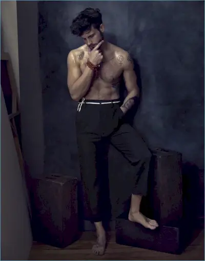 Purtând pantaloni Gucci, Nico Tortorella joacă într-o ședință foto pentru revista Paper.