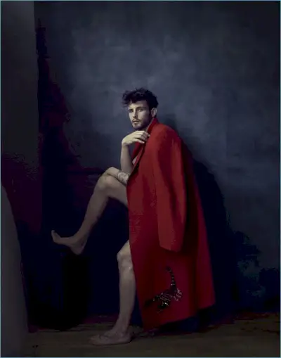 Actorul Nico Tortorella poartă o haină Off-White pentru revista Paper.