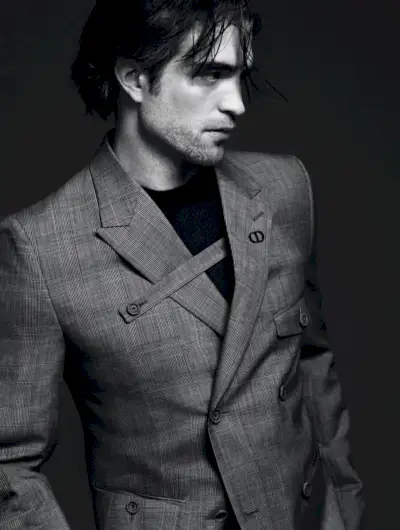 O ator Robert Pattinson usa um paletó de Kim Jones