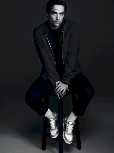 Sentado para um retrato, Robert Pattinson usa um look primavera-verão 2021 da Dior Men.