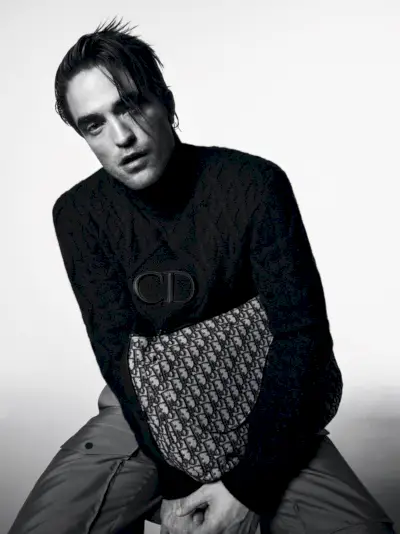 Com um penteado ousado, Robert Pattinson estrela um ensaio fotográfico para a revista Dior.
