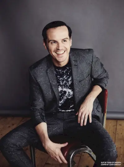 Andrew Scott har på seg dressen Tiger of Sweden og hopperen John Smedley.