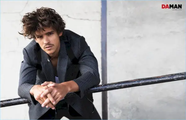 Brenton Thwaites sproščujoče obleče videz Givenchyja za Da Mana.