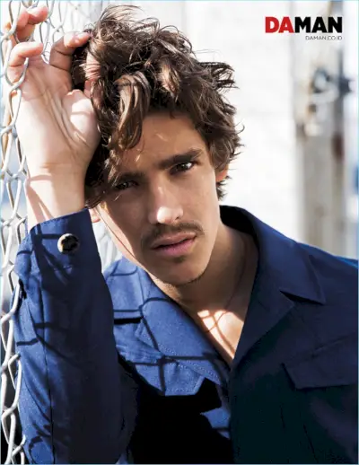 Spredaj in na sredini Brenton Thwaites nosi Salvatore Ferragamo.