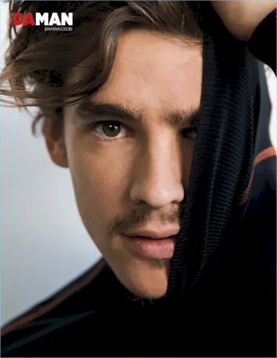 Brenton Thwaites nosi pulover znamke Prada za Da Man.