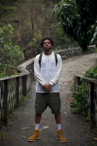 J. Cole i Off The Grid bär ett par av sina vandringskängor.