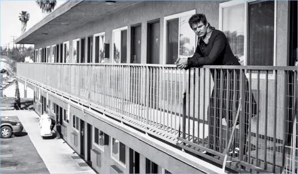 Im Gespräch mit dem Style Magazine Italia trägt Pedro Pascal Dolce & Gabbana.