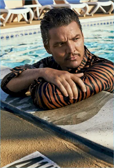 Schauspieler Pedro Pascal trägt ein Hemd mit Animal-Print von Bottega Veneta.