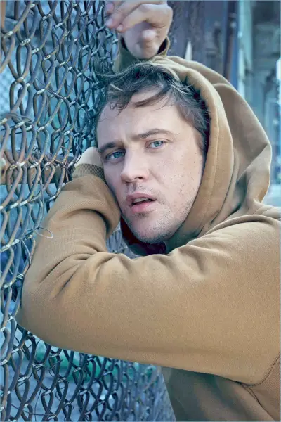 Boyd Holbrook blir avslappnad och rockar en Carhartt WIP-hoodie.