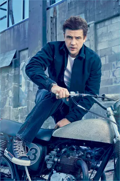 Med huvudrollen i en ny fotografering bär Boyd Holbrook en off-white jacka och Berluti t-shirt. Han har även Ben Taverniti Unravel Project-jeans, Dior Men-jeans och en Montblanc-klocka.