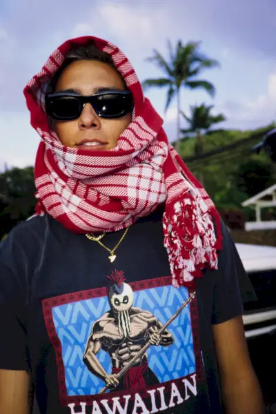 Evan Mock má na sebe prikrývku RVCA Palaka omotanú okolo hlavy a má tiež tričko s krátkym rukávom Hawaiian Warrior. Fotografický kredit: Michael Cukr