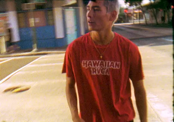 Evan Mock predvádza ležérny štýl a nosí košeľu s krátkym rukávom RVCA Punch.