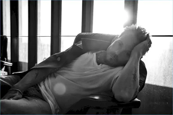 Skuespilleren Stephen Dorff har en Jeffrey Rüdes-jakke med en Calvin Klein-t-shirt og RRL-jeans til magasinet Flaunt.