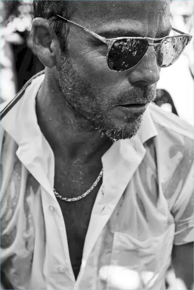 En cool vision, Stephen Dorff rocker Ray-Ban-solbriller med en våd Hugo Boss-skjorte.
