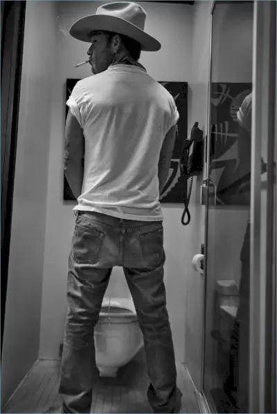 Stephen Dorff, der kanaliserer sin indre cowboy, bærer en Calvin Klein-t-shirt med RRL-jeans og sin egen hat.