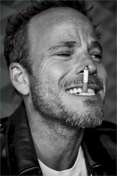 Dani Brubaker fotograferer Stephen Dorff for magasinet Flaunt.