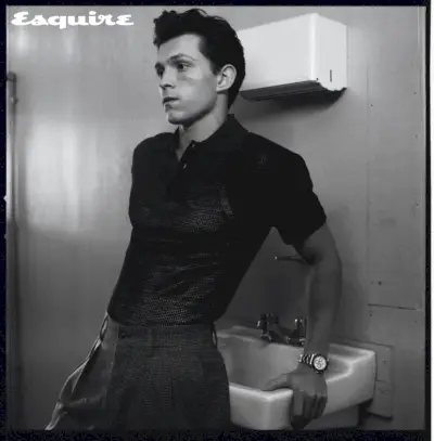 Robbie Fimmano fotografeert Tom Holland in een Bottega Veneta-poloshirt, Dolce & Gabbana-tanktop en Paul Stuart-broek voor Esquire. Nederland heeft ook een Rolex-horloge.