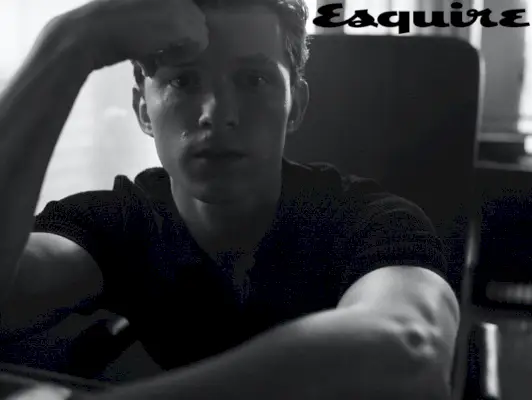 Vooraan en in het midden draagt ​​Tom Holland een Bottega Veneta-poloshirt voor Esquire.