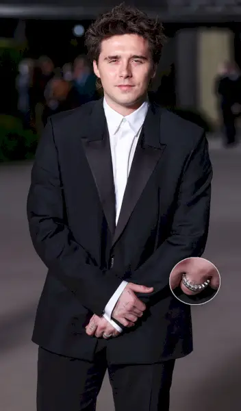 Fede nuziale con fede nuziale di Brooklyn Beckham