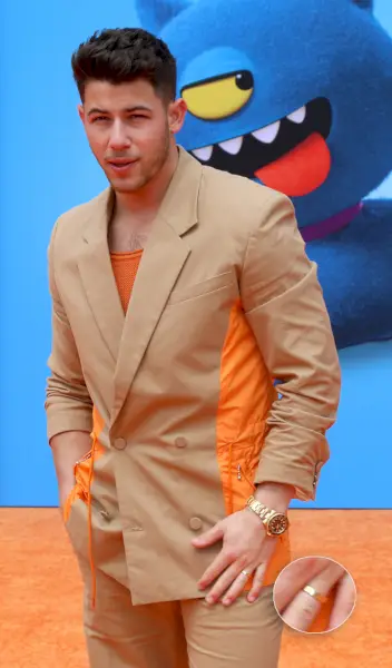 Fede nuziale con fede nuziale di Nick Jonas