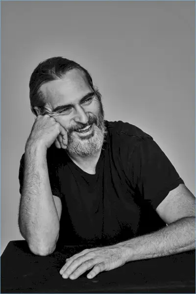 Acteur Joaquin Phoenix zit voor een zwart-wit portret.