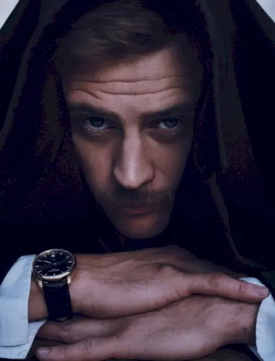 בויד הולברוק מצטלם לתמונה המופיעה בגיליון האחרון של איש העולם.