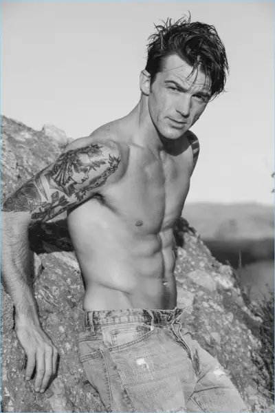 Posant torse nu, Drake Bell porte un jean Frame Denim.