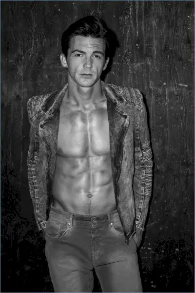 En doublant le denim, Drake Bell porte une veste de moto en jean H&M avec un jean Rag & Bone.