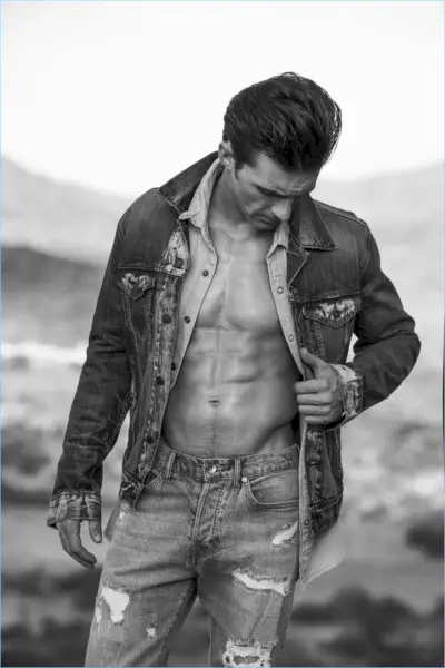 L'artiste Drake Bell porte un Levi