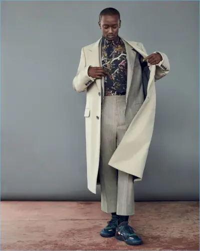 Buddy poartă un look de toamnă-iarnă 2018 de la Lanvin.