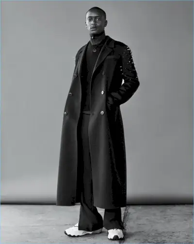 În legătură cu Barneys, Buddy poartă Valentino.