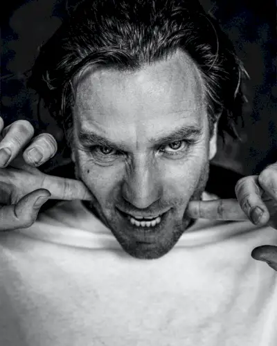Damon Baker fotografa Ewan McGregor para a última edição da revista VMAN.