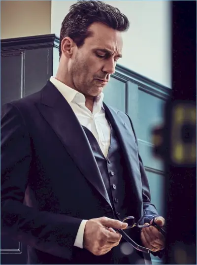 O ator Jon Hamm enfeita as páginas de August Man.