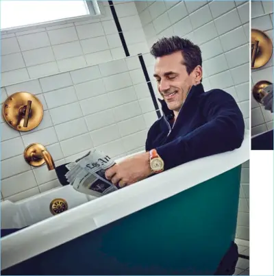 Lendo o jornal, Jon Hamm ostenta o Montblanc 1858 Automatic Chronograph em bronze com mostrador champanhe fumê e pulseira de couro de bezerro.