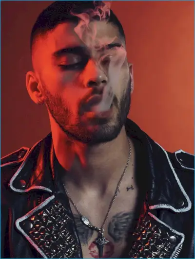 Zayn Malik luce una chaqueta motera de cuero blanca y negra de Enfants Riches Déprimés.