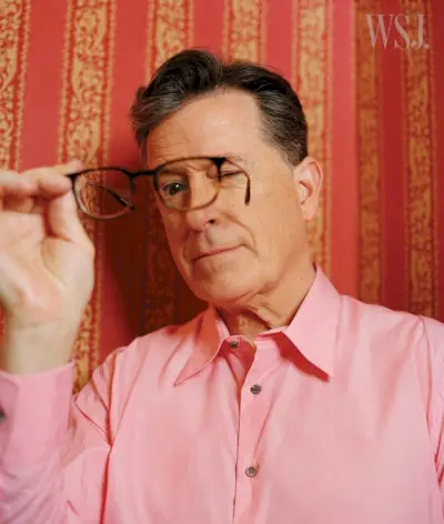 Séance photo avec lunettes Stephen Colbert 2022 WSJ. Revue
