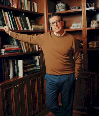 Séance photo du pull Stephen Colbert 2022 WSJ. Revue