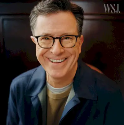 Stephen Colbert souriant Photoshoot 2022 WSJ. Revue