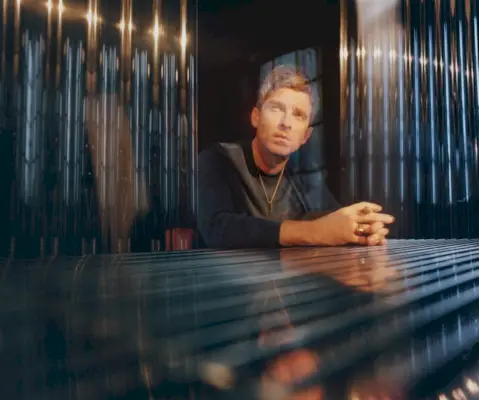 Noel Gallagher, der in einem Mr. Porter-Feature für The Journal die Hauptrolle spielt, trägt einen schmal geschnittenen Piqué-Pullover aus einer Baumwollmischung von Tom Ford.